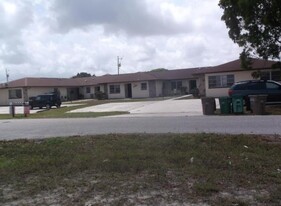 1002 SE 12th Ter in Cape Coral, FL - Foto de edificio - Building Photo