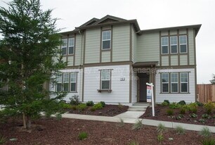 202 9th St in Marina, CA - Building Photo