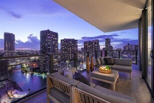 68 SE 6th St in Miami, FL - Building Photo