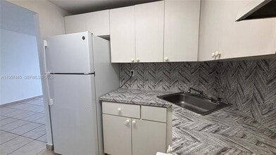 666 W 81st St in Hialeah, FL - Foto de edificio - Building Photo