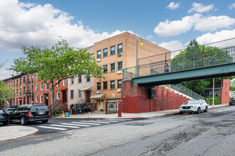 105 Summit St in Brooklyn, NY - Building Photo - Building Photo