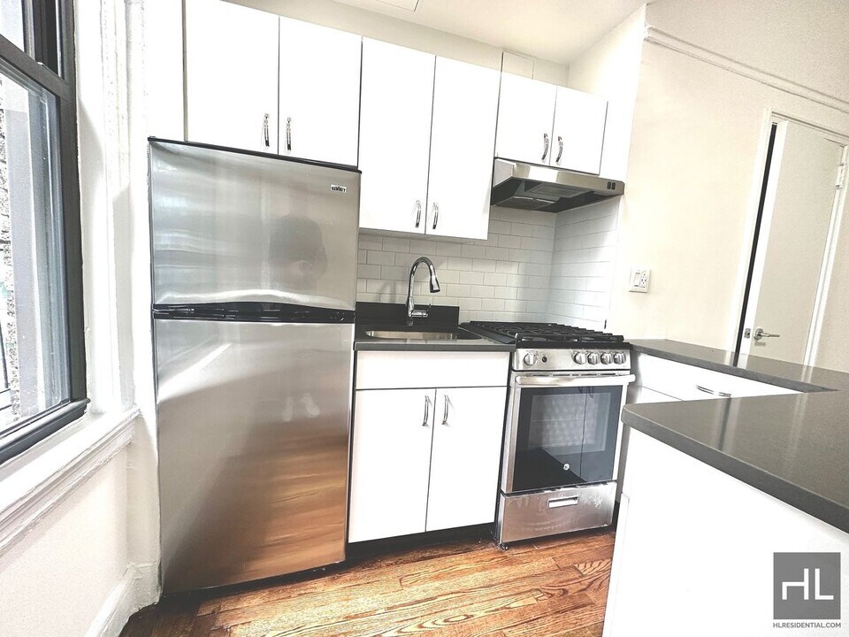 140 E 46th St in New York, NY - Building Photo