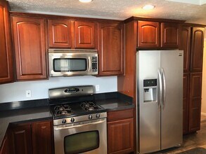1270 Joshua Way in Medina, OH - Foto de edificio - Building Photo