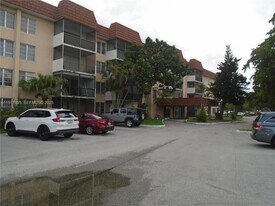 4176 Inverrary Dr in Lauderhill, FL - Building Photo