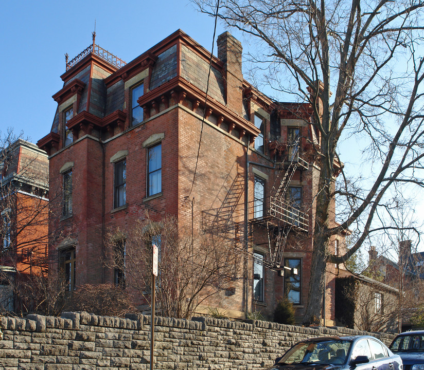 2402 Ashland Ave in Cincinnati, OH - Building Photo