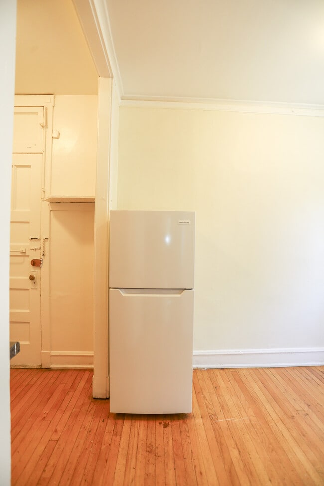 1361 W Greenleaf Ave, Unit #2B in Chicago, IL - Building Photo - Building Photo