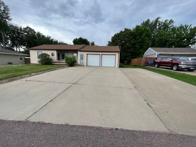 5001 E Linden Ln in Sioux Falls, SD - Building Photo - Building Photo