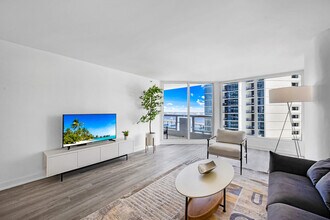 1717 N Bayshore Dr in Miami, FL - Building Photo - Building Photo