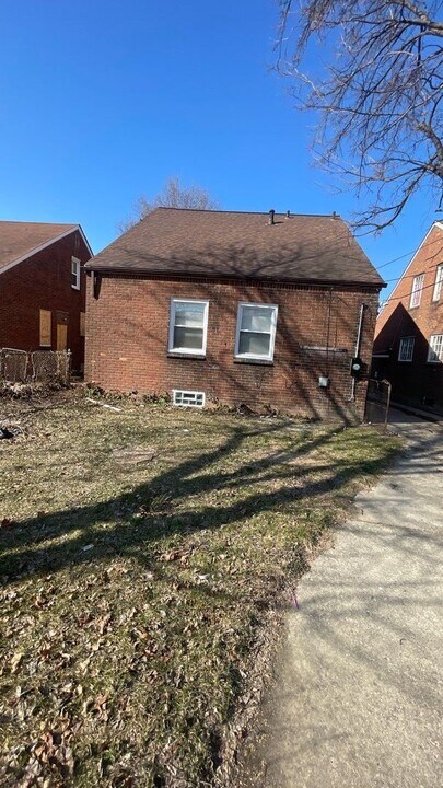 10046 Hubbell Ave in Detroit, MI - Building Photo
