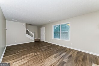 8305 Gledstone Way in Fairburn, GA - Building Photo - Building Photo