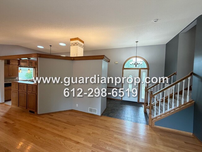 2453 Linwood Ave E in Maplewood, MN - Building Photo - Building Photo