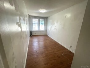 33-27 89th St in Queens, NY - Foto de edificio - Building Photo