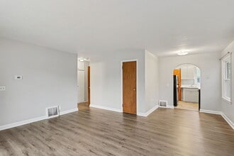 6 W Wyllys Ct in Midland, MI - Building Photo - Building Photo