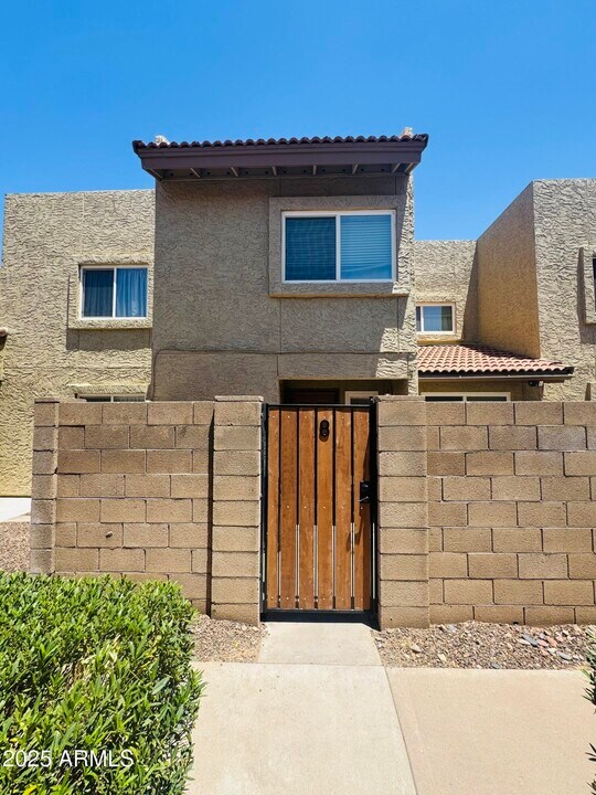 222 W Brown Rd in Mesa, AZ - Building Photo
