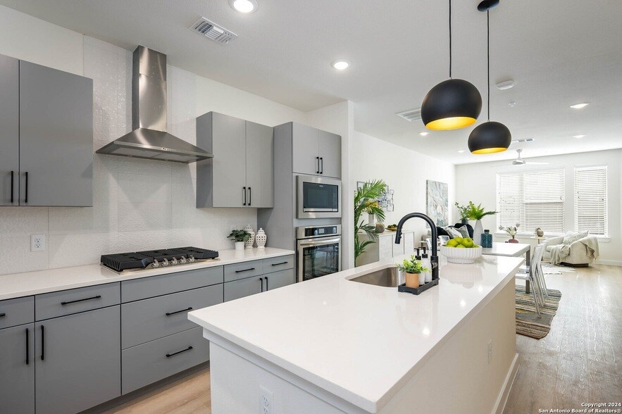 719 E Locust St in San Antonio, TX - Building Photo