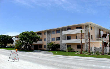 6250 Bird Rd in Miami, FL - Building Photo - Building Photo