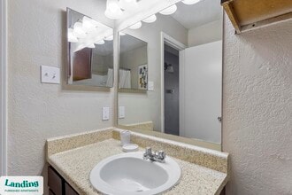 1919 W Tarrant Rd, Unit 214 in Grand Prairie, TX - Foto de edificio - Building Photo