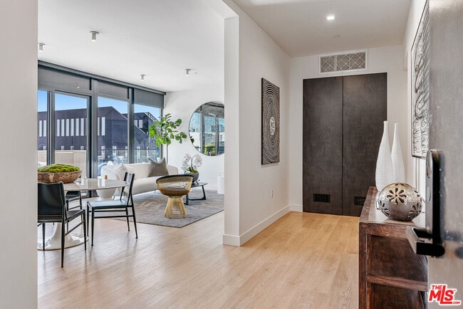 10700 Tabor St in Los Angeles, CA - Building Photo - Building Photo