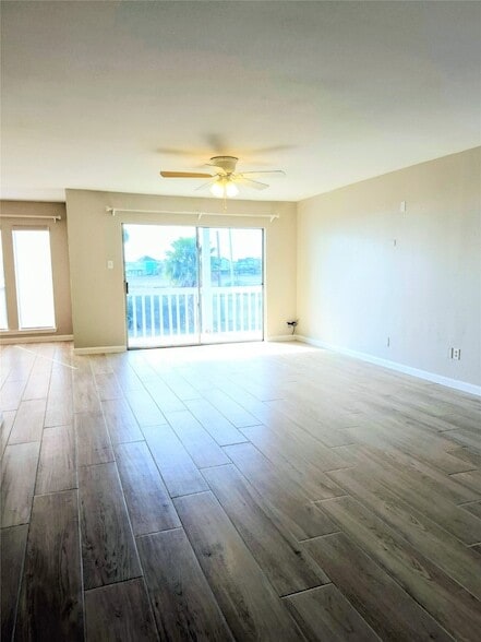 500 Tiki Dr, Unit 113C in Tiki Island, TX - Foto de edificio - Building Photo