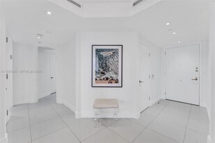 19500 Turnberry Way in Miami, FL - Building Photo