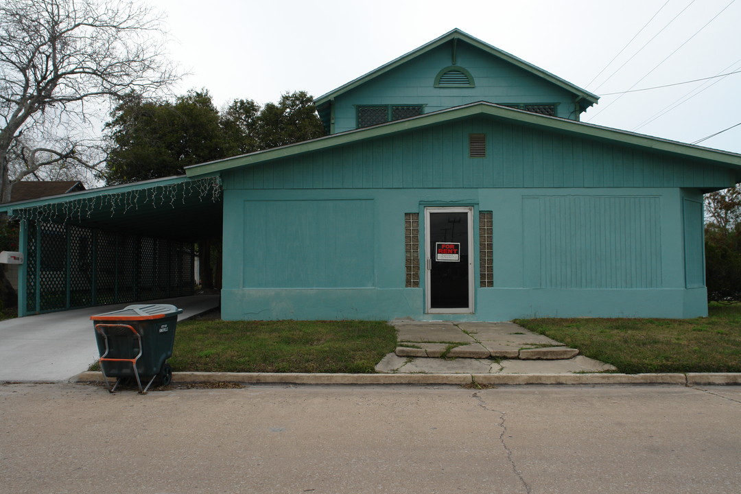 228 Lee Ave in Kingsville, TX - Building Photo