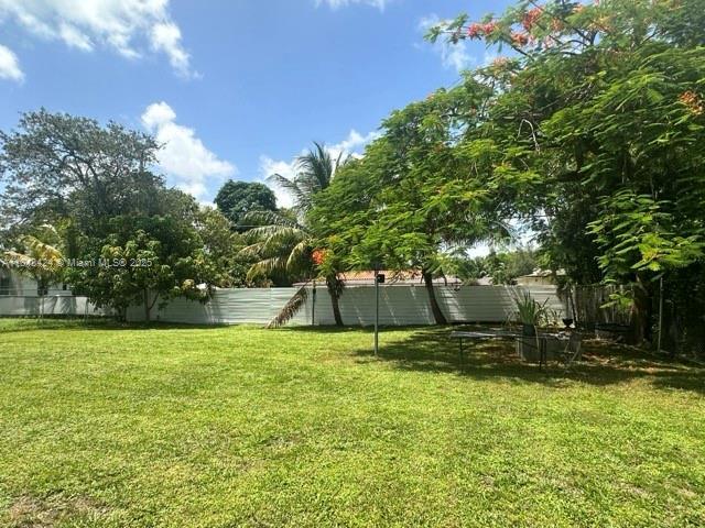 821 NE 121st St in North Miami, FL - Foto de edificio - Building Photo