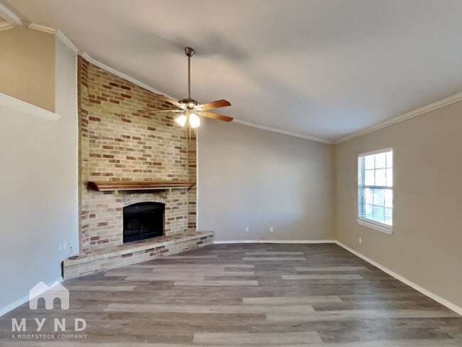 325 Hemlock Dr in Grand Prairie, TX - Foto de edificio - Building Photo