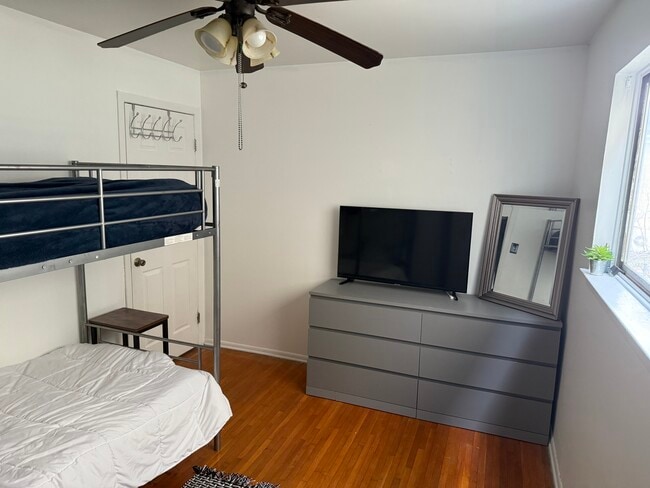 327 Essex St, Unit Harrison share space