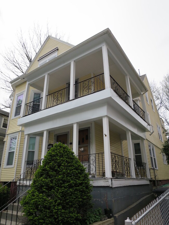 102 Sycamore St in Somerville, MA - Foto de edificio - Building Photo