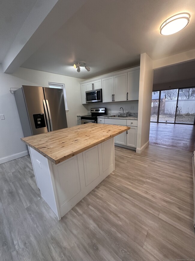 295 Millville Ave in Naugatuck, CT - Building Photo - Building Photo