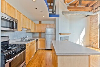 2210 W Wabansia Ave, Unit # 0403 in Chicago, IL - Building Photo - Building Photo