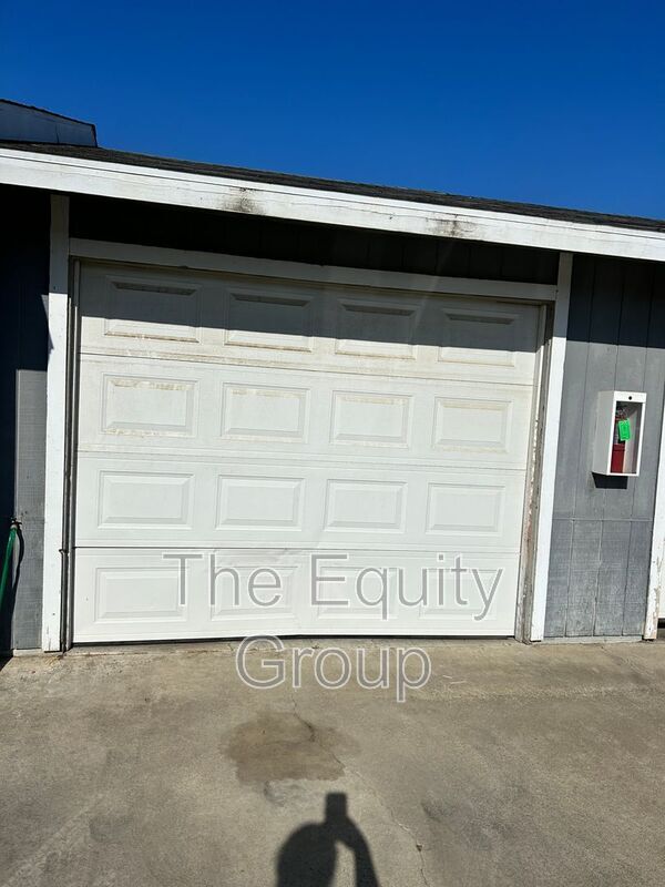 10850 Thompson Dr in Hanford, CA - Building Photo - Building Photo