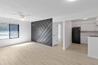 Recently updated apartments near to shoppi... in Des Moines, IA - Building Photo - Building Photo