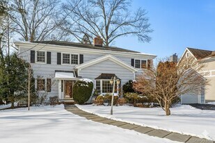 14 Wakefield Rd in Scarsdale, NY - Building Photo