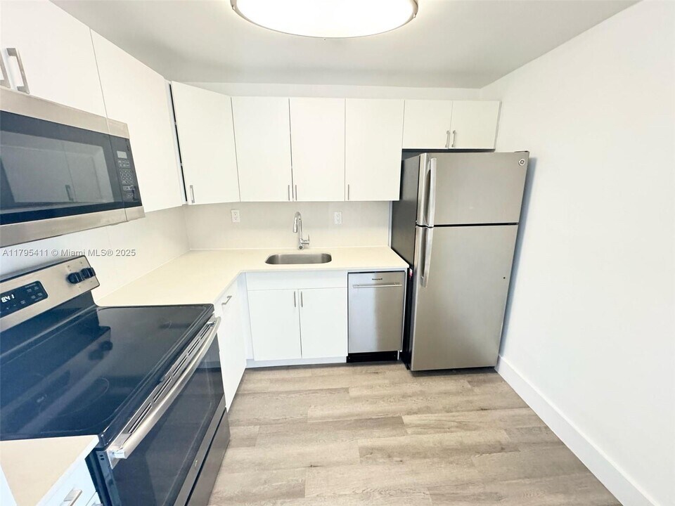 8101 Crespi Blvd in Miami Beach, FL - Building Photo