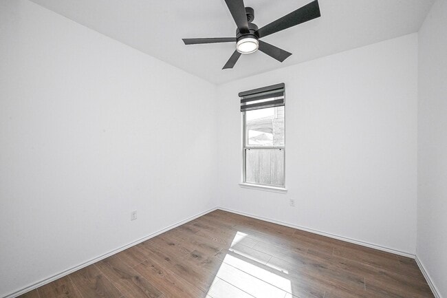 property at 5046 Royal Amber Ln