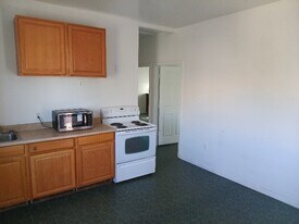 1122 Bird St, Unit C in Miami, AZ - Building Photo
