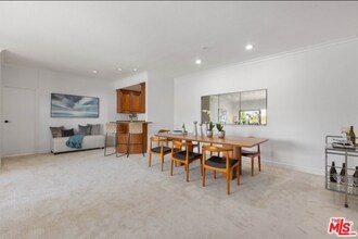 612 S Barrington Ave, Unit 416 in Los Angeles, CA - Building Photo - Building Photo