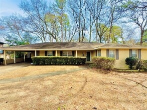 535 Larkin Ln in Montgomery, AL - Foto de edificio - Building Photo