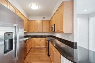 130 N Garland Ct in Chicago, IL - Building Photo - Building Photo