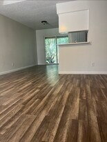 6860 S Creek Dr in Fort Worth, TX - Building Photo