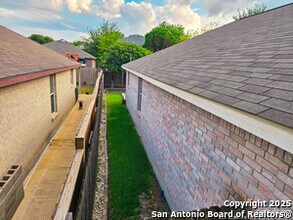 10706 Shaenpath in San Antonio, TX - Foto de edificio - Building Photo