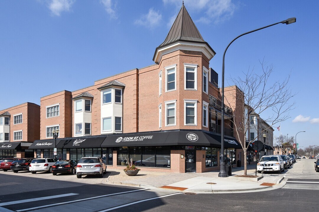100 E Station St in Barrington, IL - Building Photo
