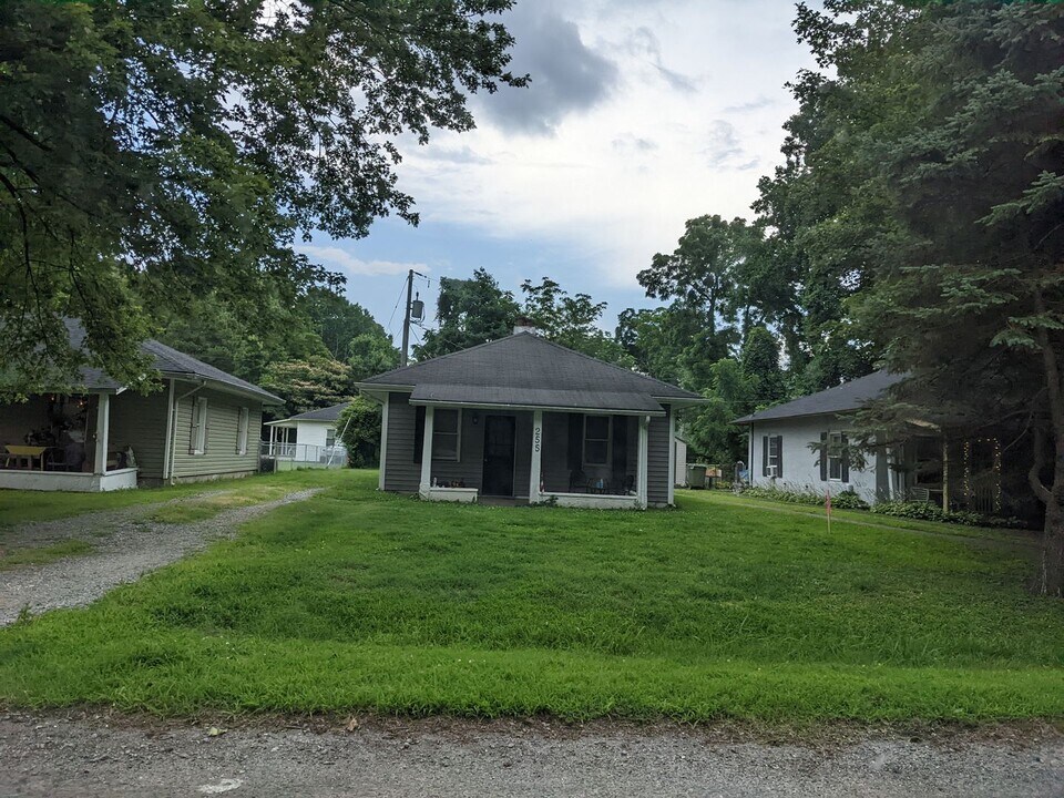 255 W Magnolia Dr in West Point, VA - Building Photo