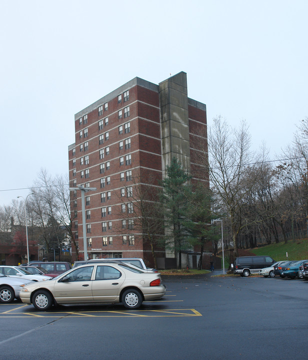 Cayuga Plaza Apartments in Cohoes, NY - Foto de edificio