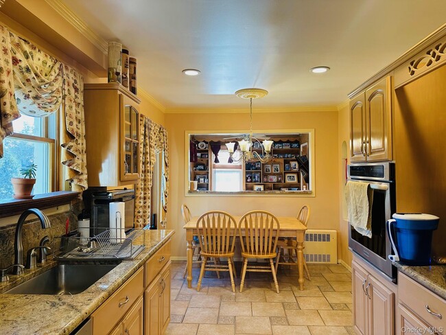 11 Warton Pl in Garden City, NY - Building Photo - Building Photo