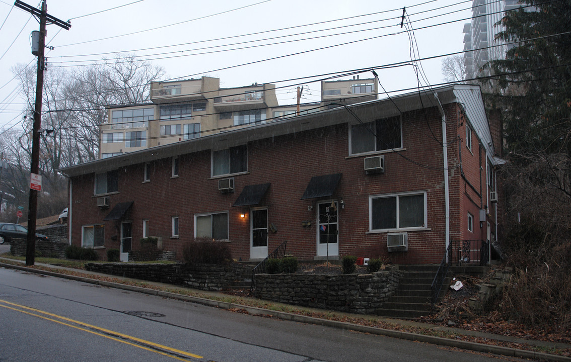 1920 Kemper Ln in Cincinnati, OH - Building Photo