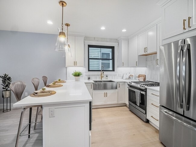 398 Bremen St, Unit 1 in Boston, MA - Foto de edificio - Building Photo