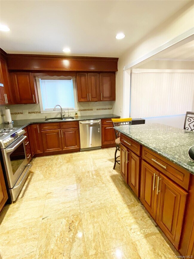 26 Summit St in Hicksville, NY - Building Photo - Building Photo
