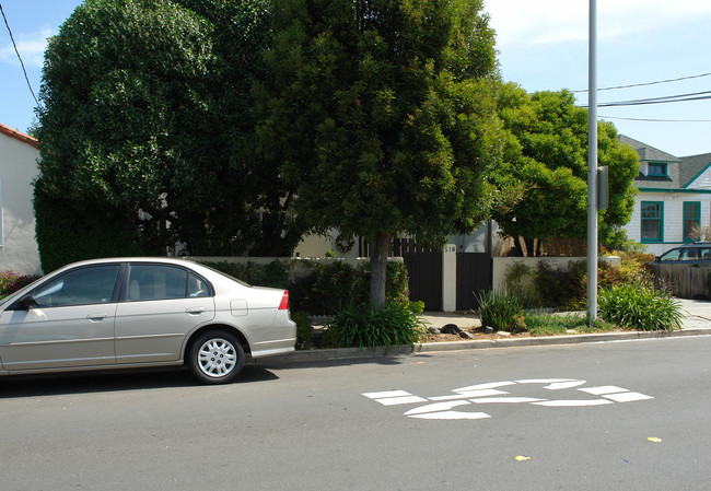 518 N Claremont St in San Mateo, CA - Foto de edificio - Building Photo